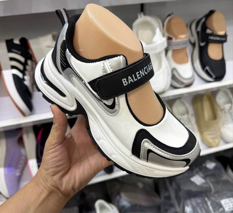 Balenciaga poyabzal