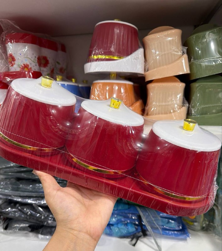 Qizil plastmassa idishlar to'plami