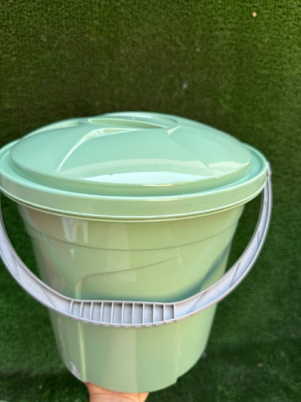 Plastik chelak qopqoq bilan